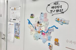 K Village大宮校の廊下に貼られた韓国旅行ガイドの掲示物を写した写真